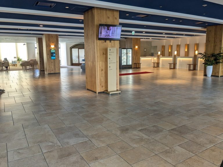 エントランスからフロント方向