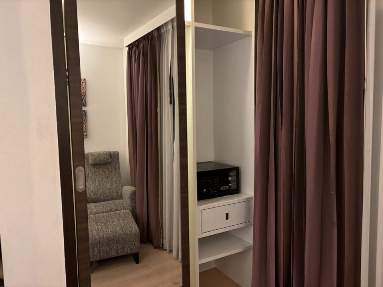 クローゼット外観(開けた状態)④