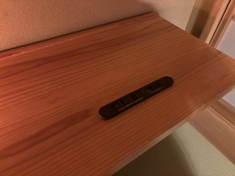 ベッドサイドのコンセント