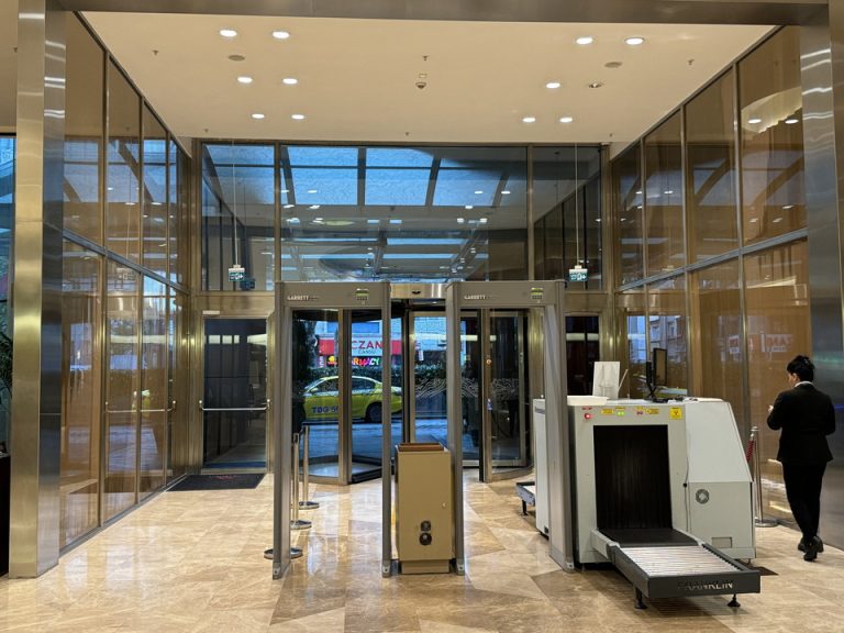 エントランス内観