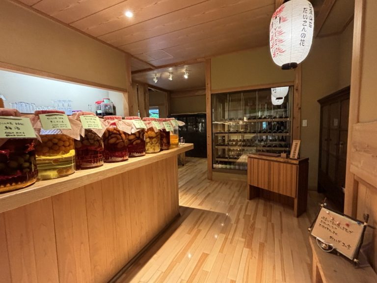 レストラン入口お酒コーナー