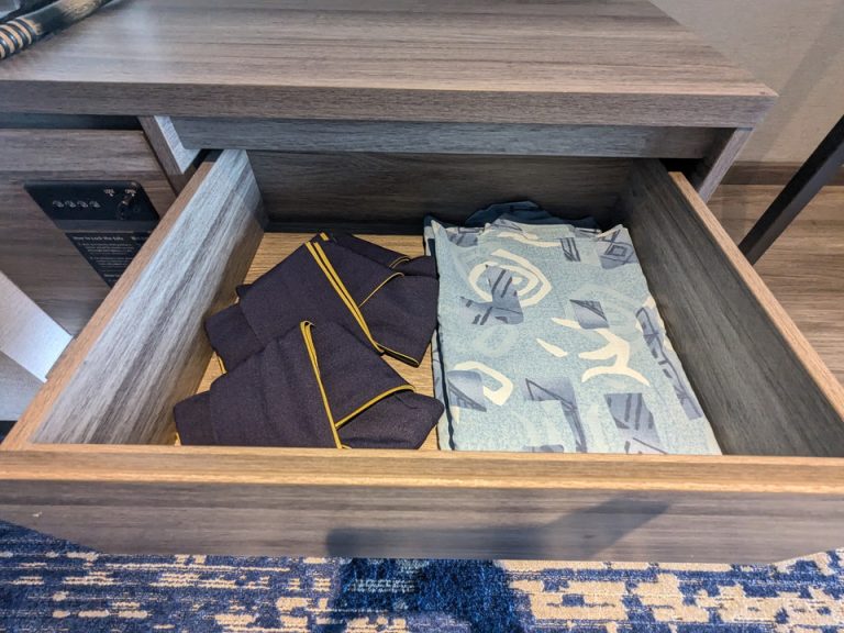 クローゼット下の引き出しに浴衣