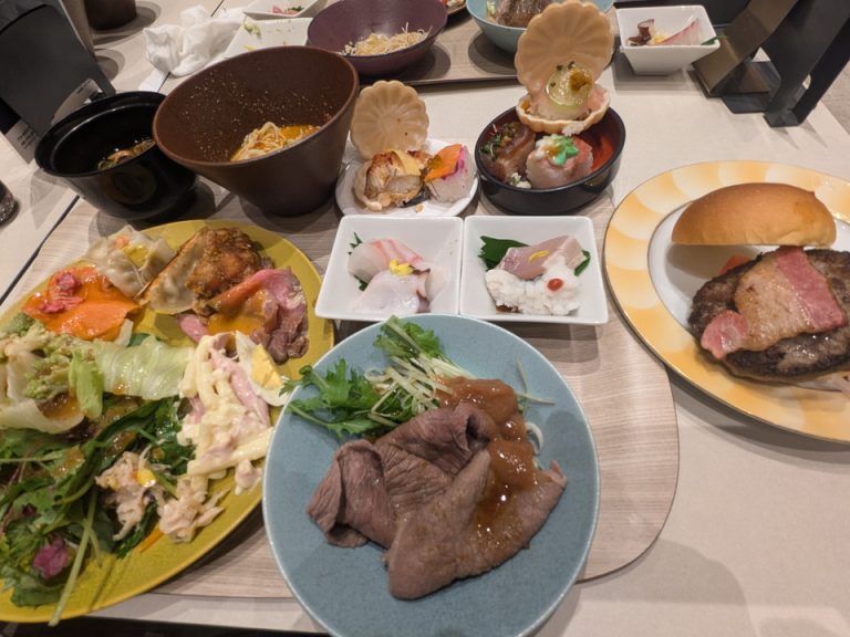 夕食料理一例、BLTビーフバーガーもライブキッチンで作り立てです