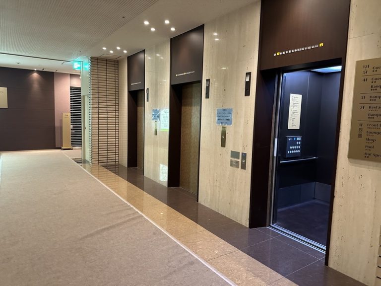 エレベーターホールフロント階