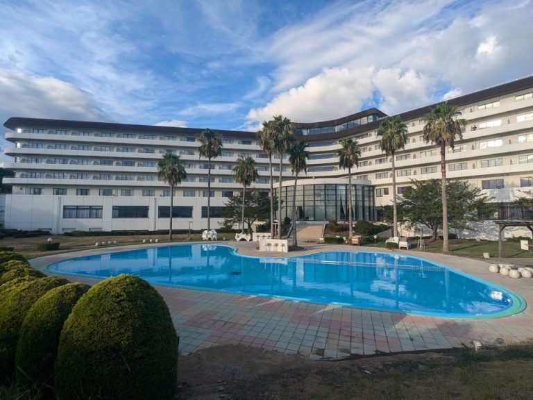 建物外観プール側