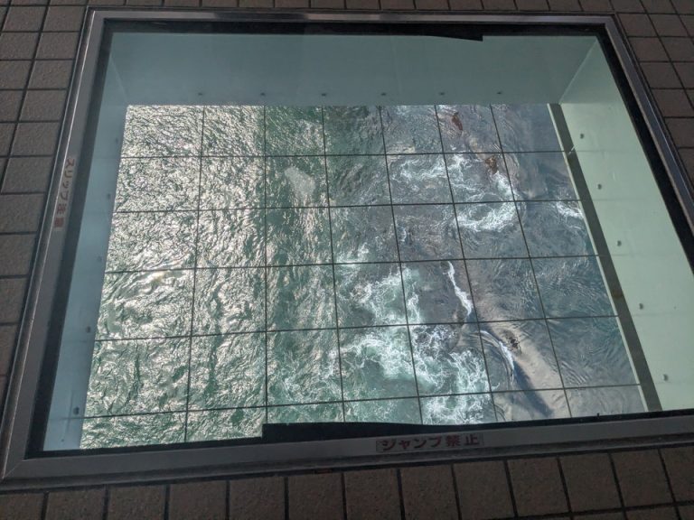 大鳴門橋の下を歩ける「渦の道」のガラスの床