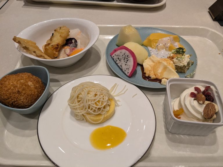 夕食料理一例、焼きたてクッキーシュークリームもおいしいです