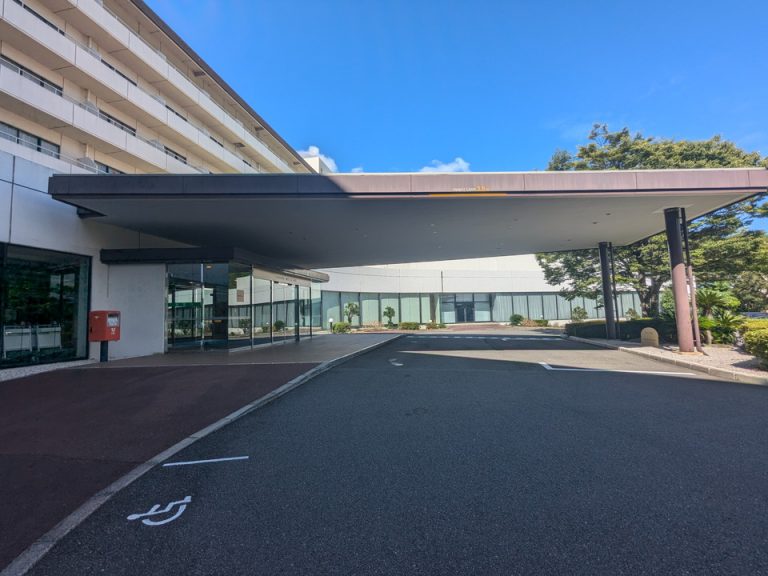 エントランスの車止めとキャノピー