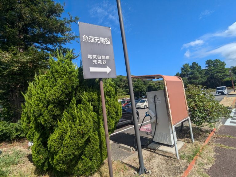 EV車の充電スタンドもあります