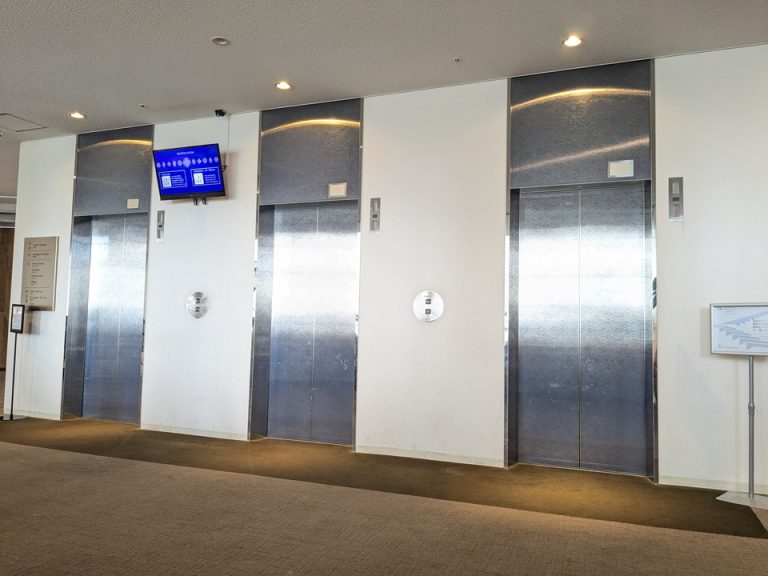 エレベーターフロント階外観