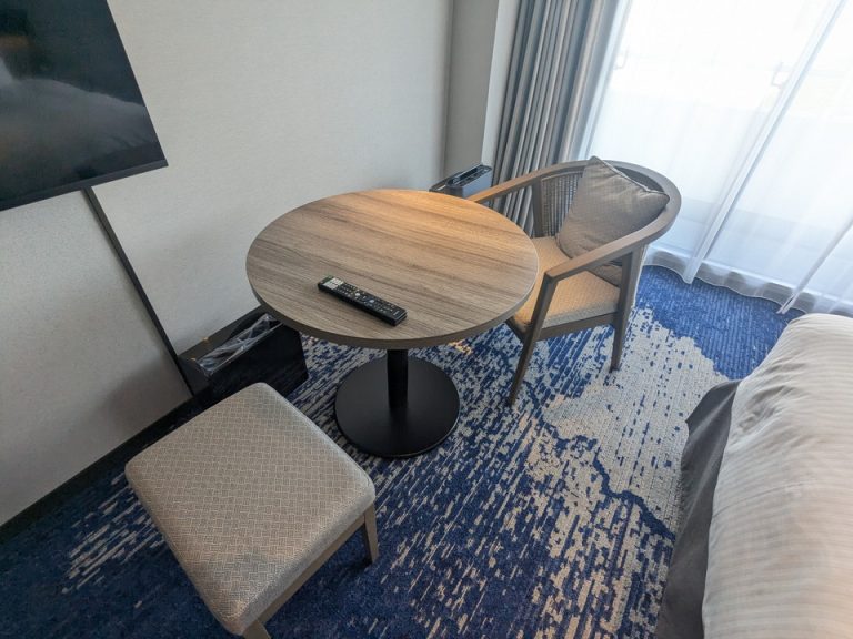 デスク、チェアー