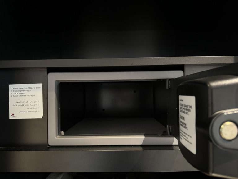 セーフティーボックス (開けた状態 )(1)