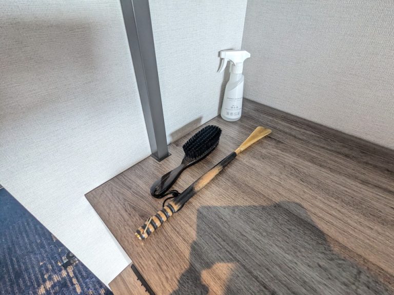 衣類ブラシ、靴ベラ、消臭スプレー