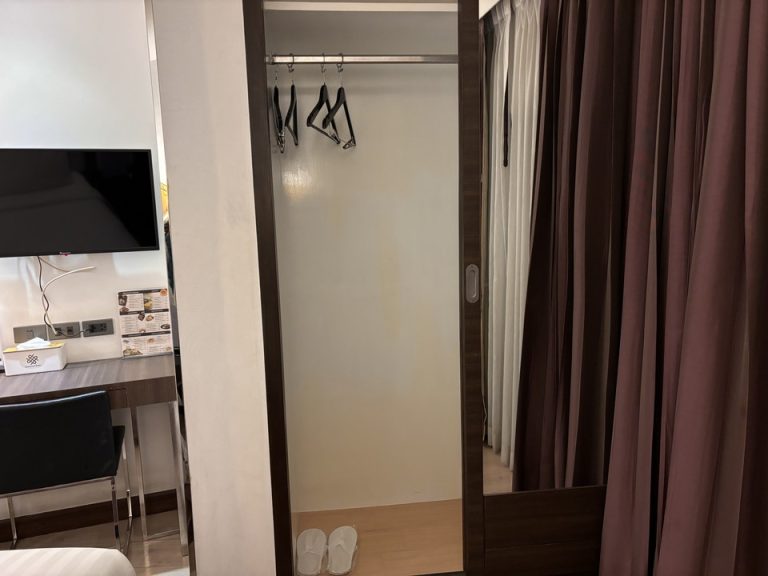 クローゼット外観(開けた状態)②