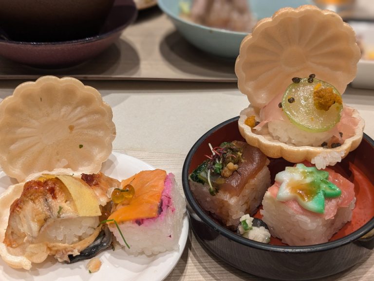 【夕食】押し寿司、もなか寿司にはキャビアがはいっています