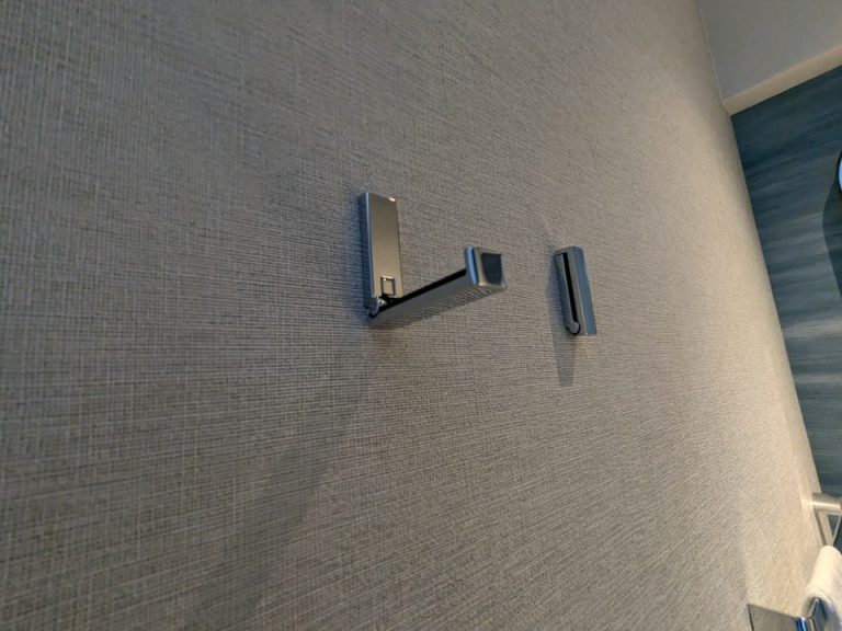 洗面台横に折り畳み式フック