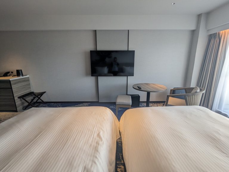 ベッド方向からTV