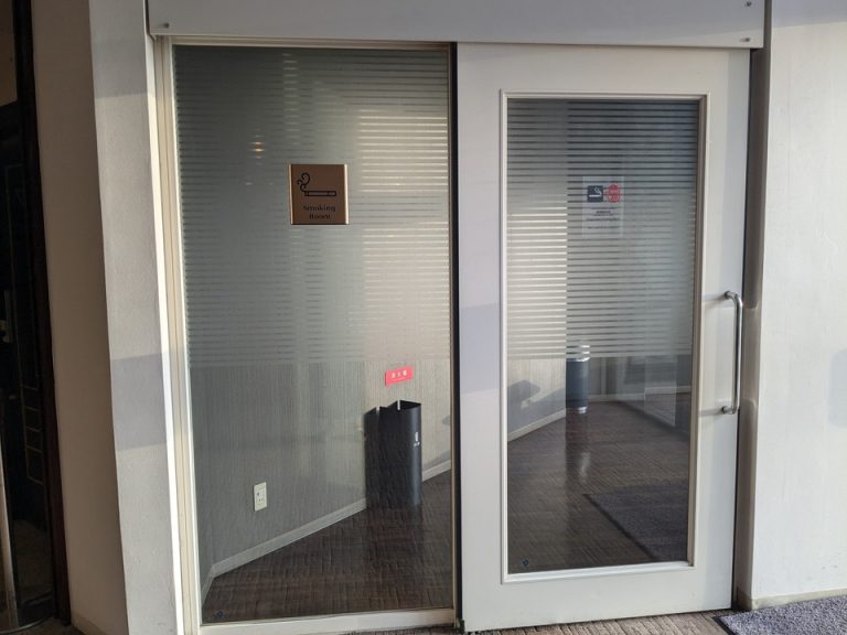 ラウンジ横に喫煙室