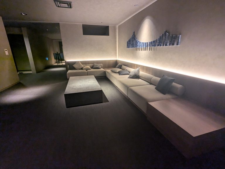 温泉ラウンジのソファーコーナー