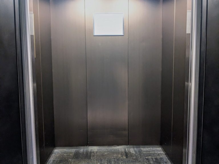エレベーター内観(1)