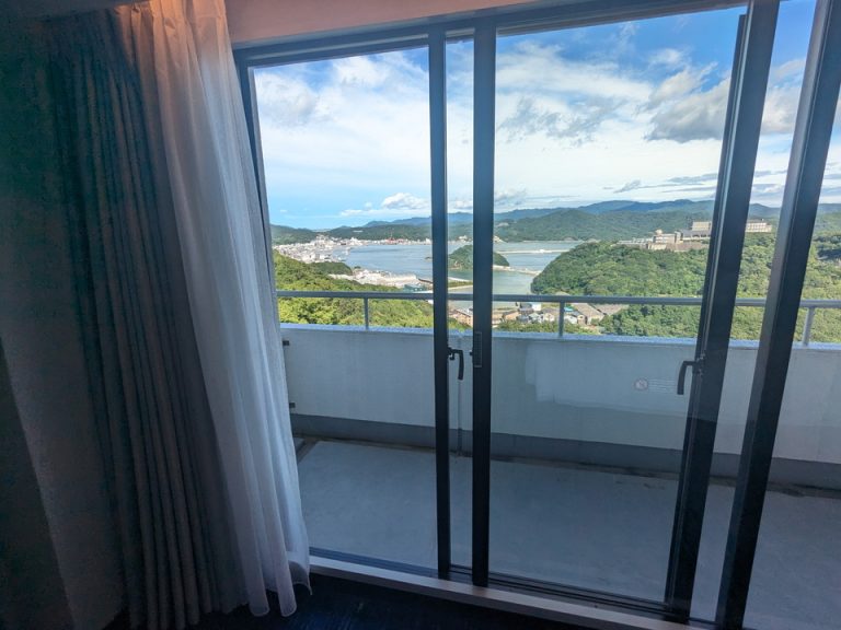 掃き出し窓でバルコニーに出られます