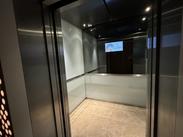 エレベーター内観