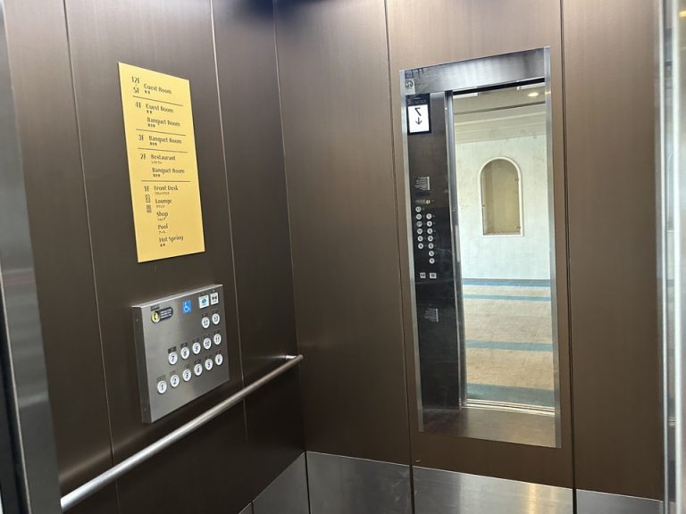 エレベーター内観
