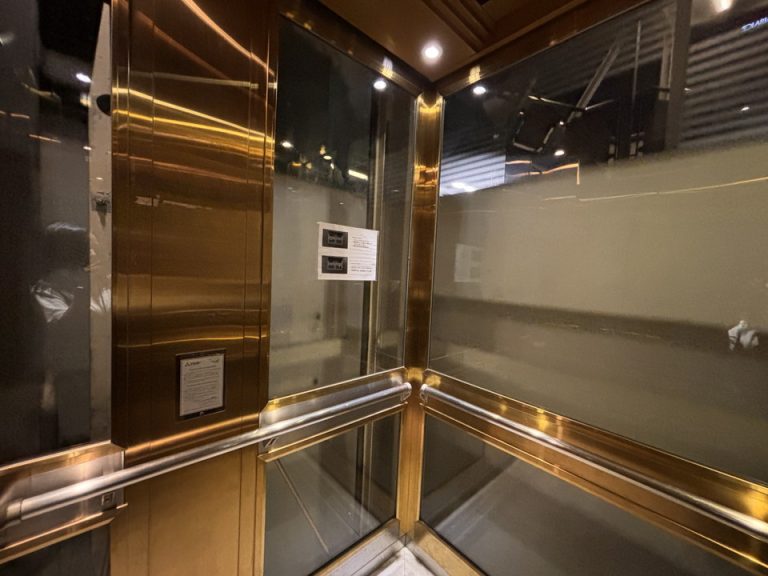 エレベーター内観②