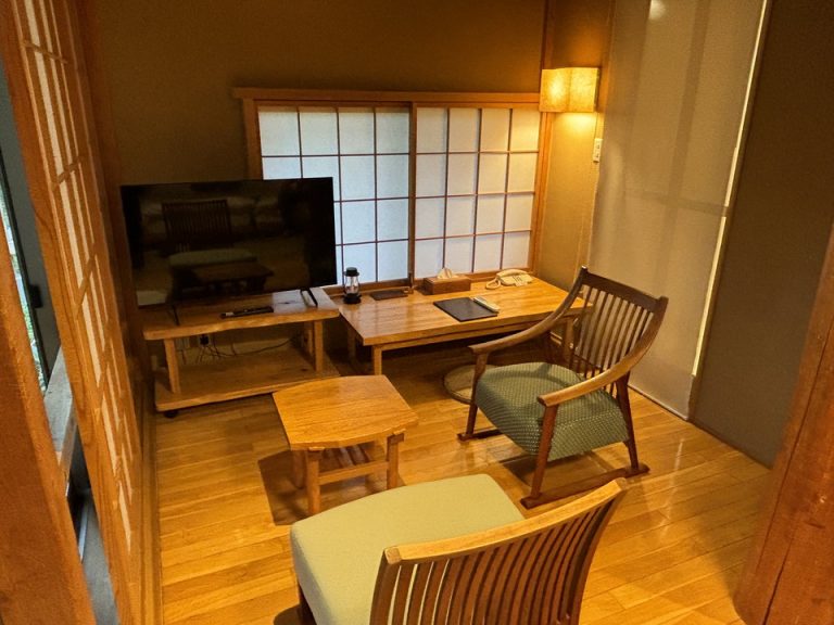 椅子、テレビ、デスク2