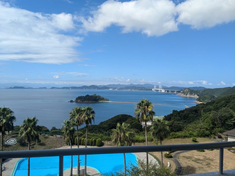 エレベーターホール客室階からの眺め。右奥に大鳴門橋