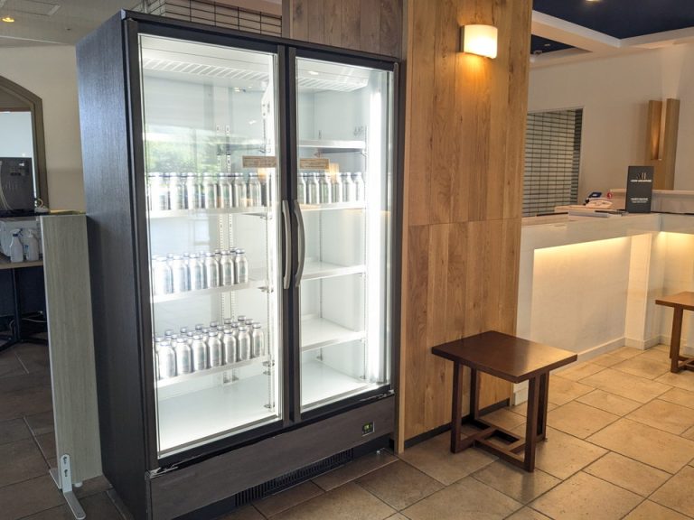 フロント横にミネラルウォーター(1人1本無料)