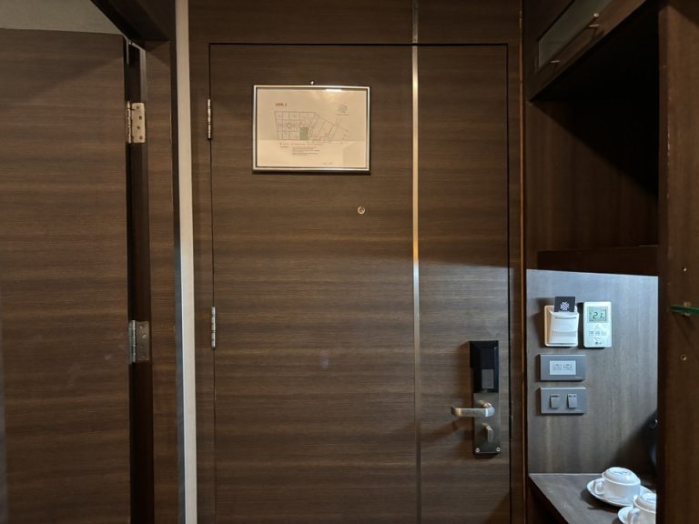 客室入口内観ドア②