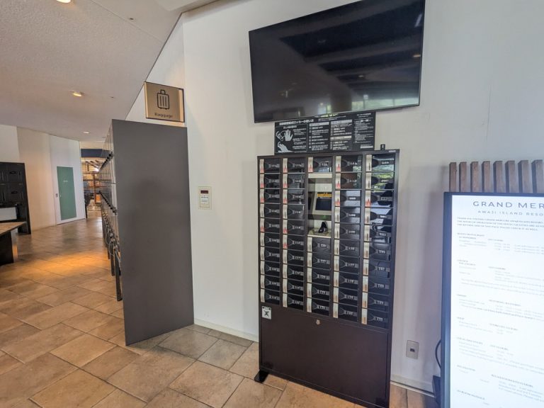 ロビーに指静脈認証式ロッカー