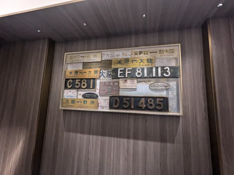 正面エントランスの受付に当時の前面方向幕、ブロックプレート、ナンバープレートなどの展示もありました