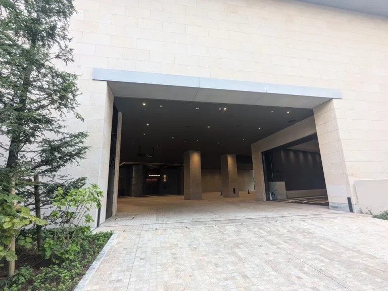 西側正面玄関外観