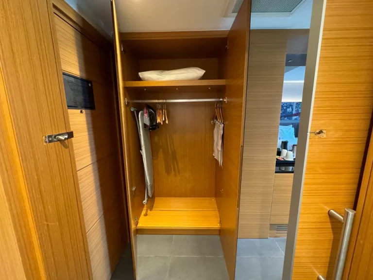 クローゼット外観 (開けた状態 )