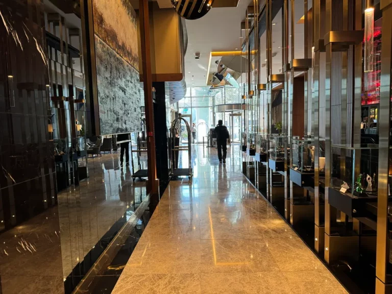 フロント階廊下