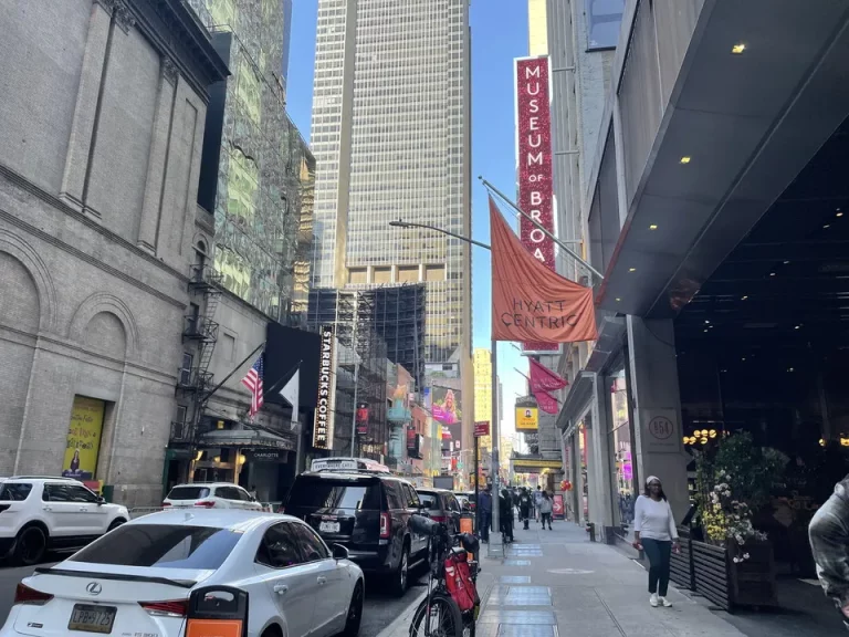 ホテル周辺_ホテル前の通り(1)