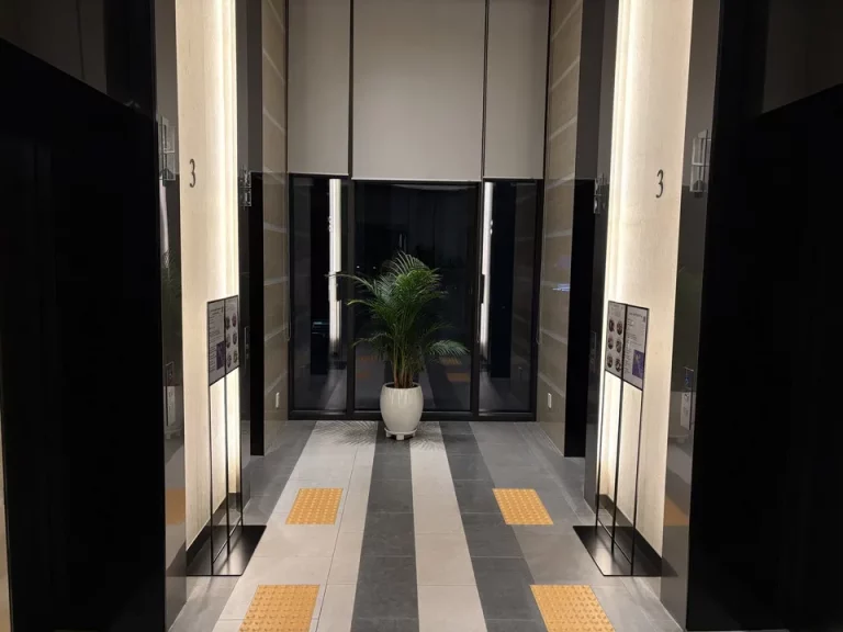 エレベーターホールロビー