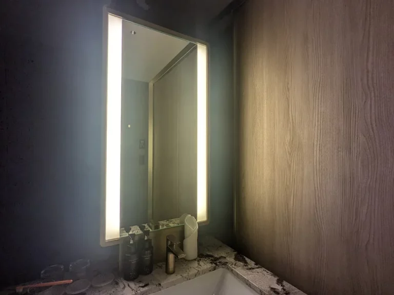 扉で閉じているので、明かりが漏れません