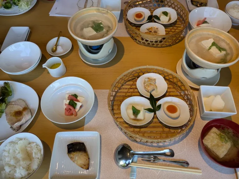 バイキングをとった後。カプレーゼはオリーブオイルと塩をお好みでかけて食べます