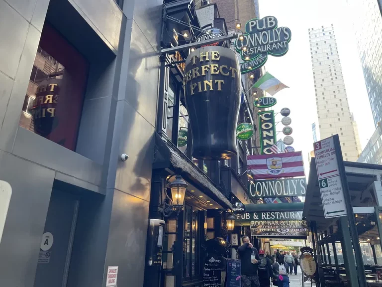 ホテル周辺_ホテル隣のレストラン