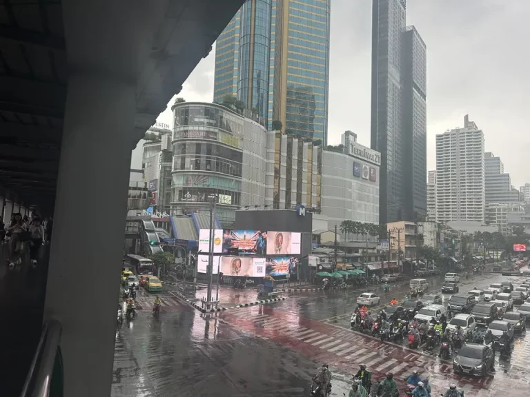 街の様子4 アソーク駅周辺は車通りが激しい