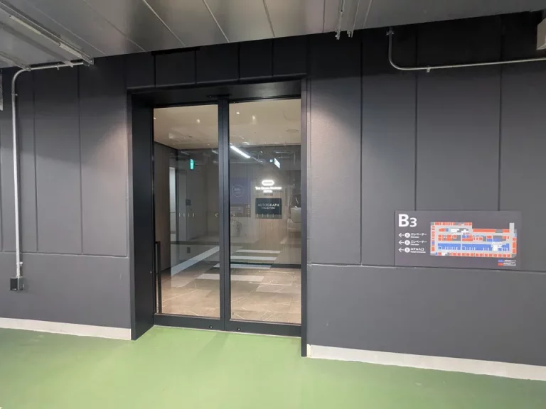 地下駐車場からのエントランス