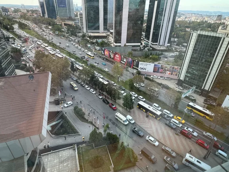 ホテル前の幹線道路(終日混雑している)