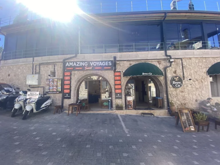 ホテル前のカフェとツアー会社