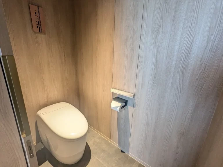 自動開閉するトイレ