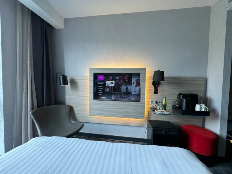 ベッド方向から TV