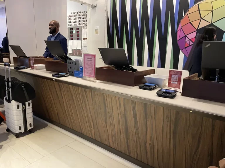 フロントカウンター_親切なスタッフ