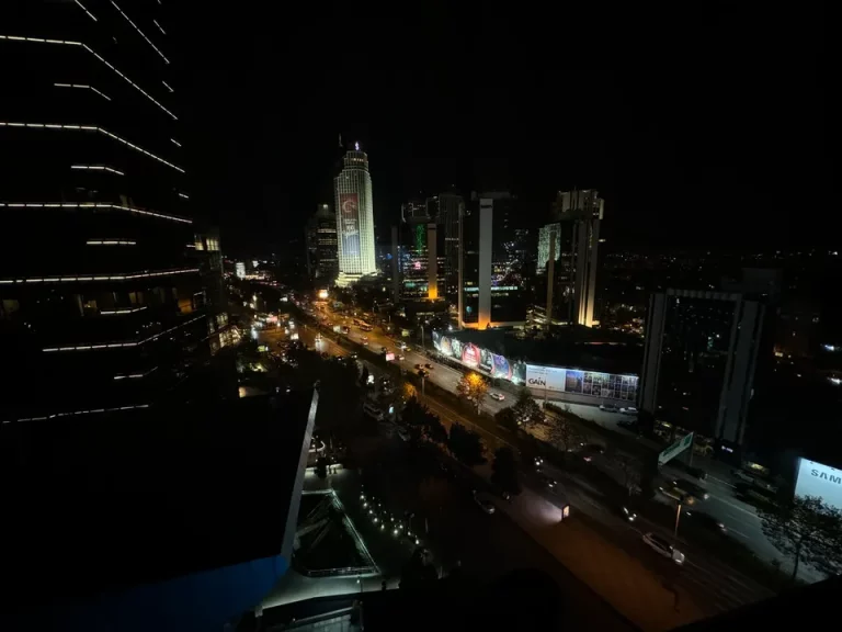 部屋から眺望(夜間)(2)